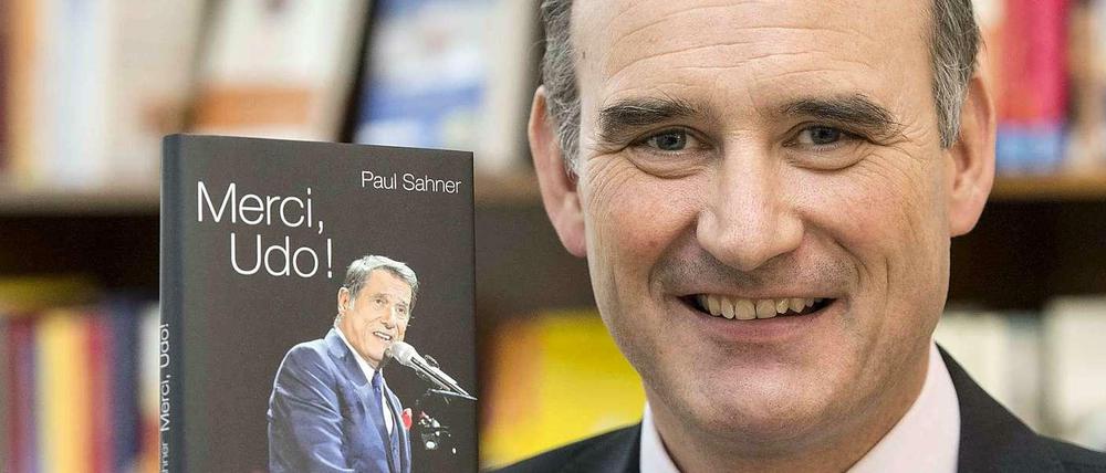 Verleger Manuel Herder mit der Udo-Jürgens-Biografie "Merci, Udo!" in Freiburg (Baden-Württemberg). Das Buch kommt am heutigen Donnerstag in den Handel.