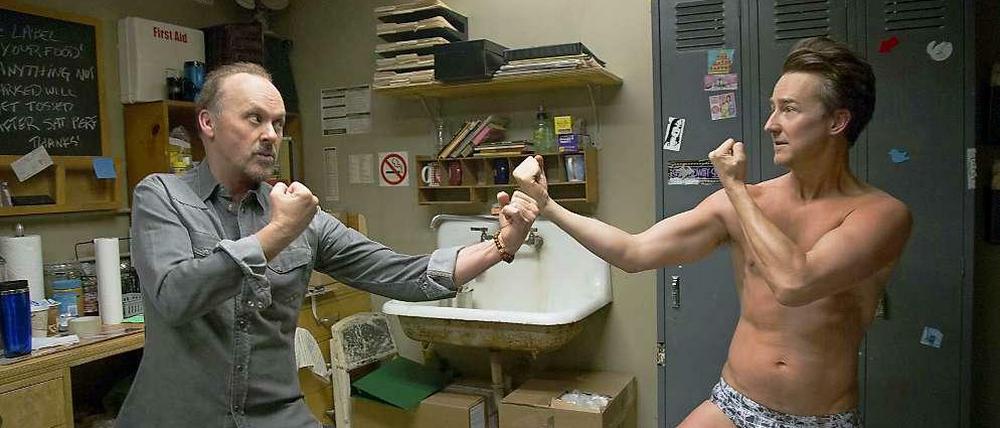 Wahnsinnstheater: Michael Keaton und Edward Norton schenken sich in "Birdman" nichts.
