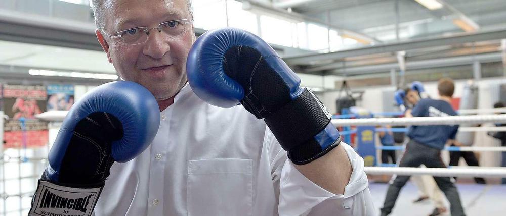 Zugegeben, dieses Foto entstand nicht in Zusammenhang mit der Debatte um die Zukunft der Berliner Ausländerbehörde. Kampfeslustig gibt sich Henkel aber auch dabei.