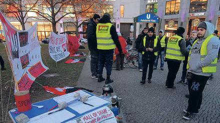 Seit drei Monaten gehen Droma und seine Kollegen immer wieder auf die Straße. Auf diesem Foto demonstrieren sie direkt vor der Mall of Berlin.
