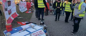 Seit drei Monaten gehen Droma und seine Kollegen immer wieder auf die Straße. Auf diesem Foto demonstrieren sie direkt vor der Mall of Berlin.