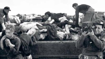 Alliierten-Kameramann Mike Lewis dreht im April 1945 im KZ Bergen-Belsen. 