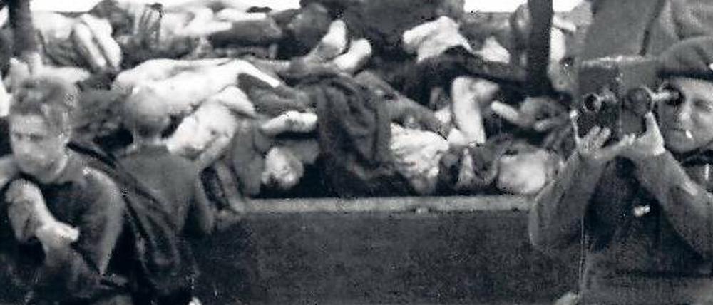 Alliierten-Kameramann Mike Lewis dreht im April 1945 im KZ Bergen-Belsen. 
