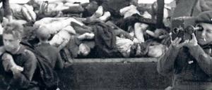 Alliierten-Kameramann Mike Lewis dreht im April 1945 im KZ Bergen-Belsen. 