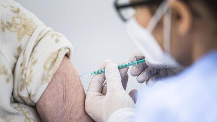 Die Drittimpfung erhalten nun die über 80-Jährigen. Die Impfung kann mit der Immunisierung gegen Grippe kombiniert werden.