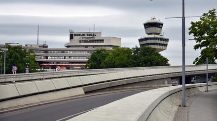 Corona - Coronavirus - COVID-19 - Berlin steht still, aufgenommen 18. Mai 2020.
Rundgang über den leeren Flughafen Tegel - TXL - mit dem Geschäftsführer Prof. Dr. Philipp Bouteiller der Tegel Projekt GmbH. Nach der Öffnung des BER wird das riesige Gelände mit den denkmalgeschützten Bauten schrittweise unter anderem für die Beuth-Hochschule umgebaut.

Foto: Kitty Kleist-Heinrich