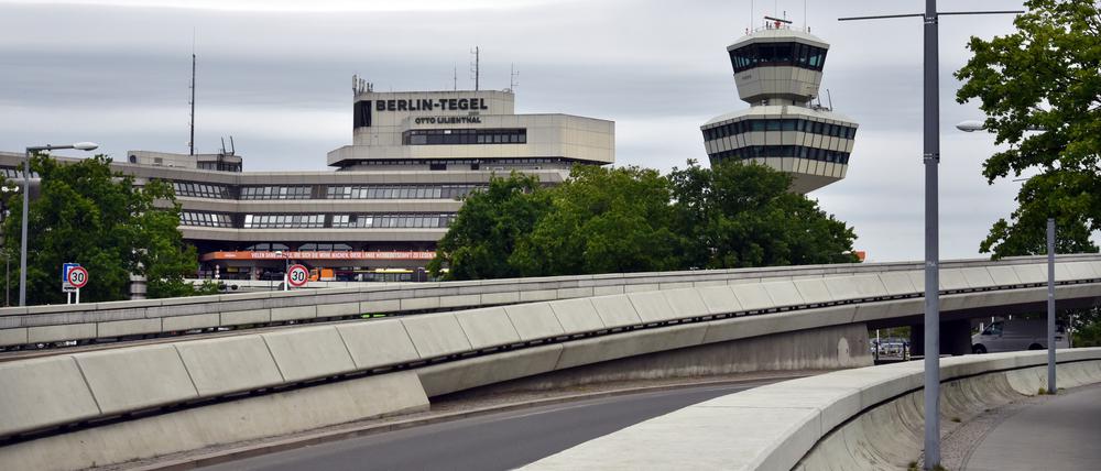Corona - Coronavirus - COVID-19 - Berlin steht still, aufgenommen 18. Mai 2020.
Rundgang über den leeren Flughafen Tegel - TXL - mit dem Geschäftsführer Prof. Dr. Philipp Bouteiller der Tegel Projekt GmbH. Nach der Öffnung des BER wird das riesige Gelände mit den denkmalgeschützten Bauten schrittweise unter anderem für die Beuth-Hochschule umgebaut.

Foto: Kitty Kleist-Heinrich