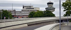 Corona - Coronavirus - COVID-19 - Berlin steht still, aufgenommen 18. Mai 2020.
Rundgang über den leeren Flughafen Tegel - TXL - mit dem Geschäftsführer Prof. Dr. Philipp Bouteiller der Tegel Projekt GmbH. Nach der Öffnung des BER wird das riesige Gelände mit den denkmalgeschützten Bauten schrittweise unter anderem für die Beuth-Hochschule umgebaut.

Foto: Kitty Kleist-Heinrich