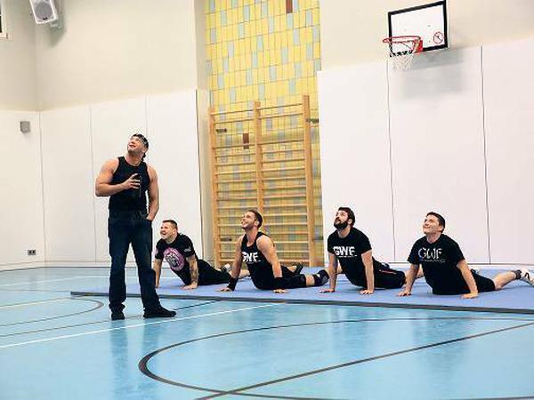 Get fit. Drei, vier Monate dauert es, bis die Wrestling-Schüler gelernt haben, richtig zu fallen.
