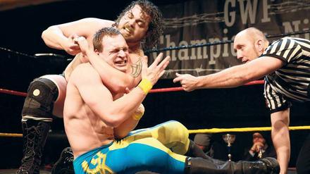 Muskelzirkus. Wrestling ist Show, aber komplett durchchoreografiert sind die Kämpfe oft nicht