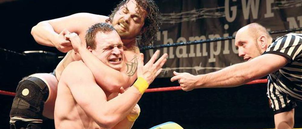 Muskelzirkus. Wrestling ist Show, aber komplett durchchoreografiert sind die Kämpfe oft nicht