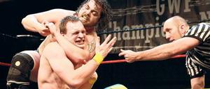 Muskelzirkus. Wrestling ist Show, aber komplett durchchoreografiert sind die Kämpfe oft nicht