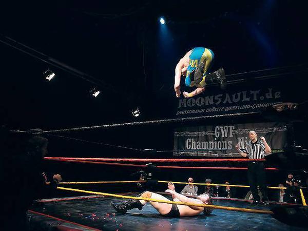 Auf dem Sprung. Wrestling wurzelt in Jahrmarkt-Schaukämpfen im 19. Jahrhundert, wurde in den USA groß, in den 90ern hatte es eine Hochzeit in Deutschland.