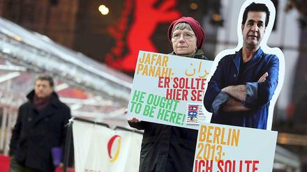 Berlinale 2013: Eine Demonstrantin hält einen Protestbanner mit der Aufschrift: "Jafar Panahi: Er sollte hier sein." Im Wettbewerb lief sein Film "Geschlossener Vorhang", 2015 ist er mit "Taxi" eingeladen.