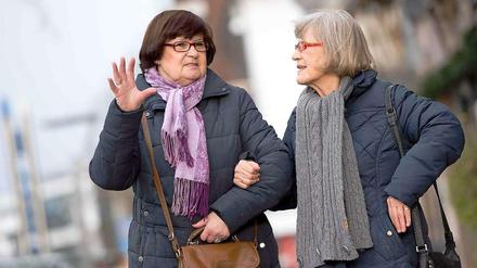 Die "Wahlschwestern" Marlies Mumbauer (l) und Monika Karasch (r) gehen durch Mönchengladbach (Nordrhein-Westfalen). 