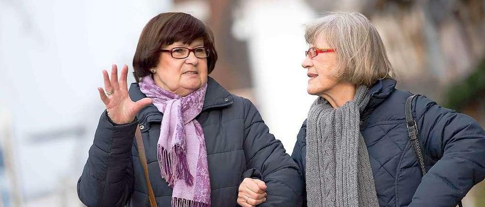Die "Wahlschwestern" Marlies Mumbauer (l) und Monika Karasch (r) gehen durch Mönchengladbach (Nordrhein-Westfalen). 
