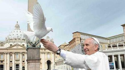 Papst Franziskus hat nicht immer Spaß mit Tauben.