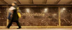 Der U-Bahnhof Mohrenstraße. Aktivisten fordern eine Änderung des Namens, den sie fälschlicherweise mit Sklavenhandel verbinden. Woher der Name wirklich kommt, lesen Sie hier.