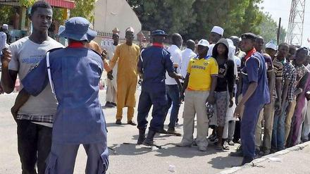 Unter höchsten Sicherheitsvorkehrungen hat Nigerias Präsident Goodluck Jonathan in der nordöstlichen Millionenstadt Maiduguri um Stimmen geworben. Am gleichen Abend versuchte Boko Haram die Stadt zu erobern. 