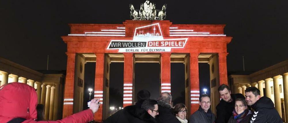Bitte den Knopf drücken. Soll heißen: Die Bewerbungsspiele am Brandenburger Tor sind eröffnet. Mittendrin: Michael Müller, Berlins Regierender.
