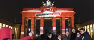 Bitte den Knopf drücken. Soll heißen: Die Bewerbungsspiele am Brandenburger Tor sind eröffnet. Mittendrin: Michael Müller, Berlins Regierender.