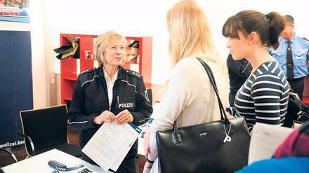 Wie sieht der Joballtag einer Polizistin aus? Während der Ausbildungsmesse im Tagesspiegel-Verlagshaus bekommen Schülerinnen und Schüler Informationen aus erster Hand.