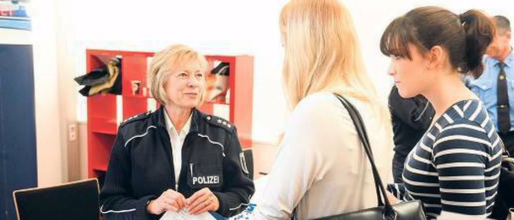 Wie sieht der Joballtag einer Polizistin aus? Während der Ausbildungsmesse im Tagesspiegel-Verlagshaus bekommen Schülerinnen und Schüler Informationen aus erster Hand.