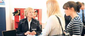 Wie sieht der Joballtag einer Polizistin aus? Während der Ausbildungsmesse im Tagesspiegel-Verlagshaus bekommen Schülerinnen und Schüler Informationen aus erster Hand.