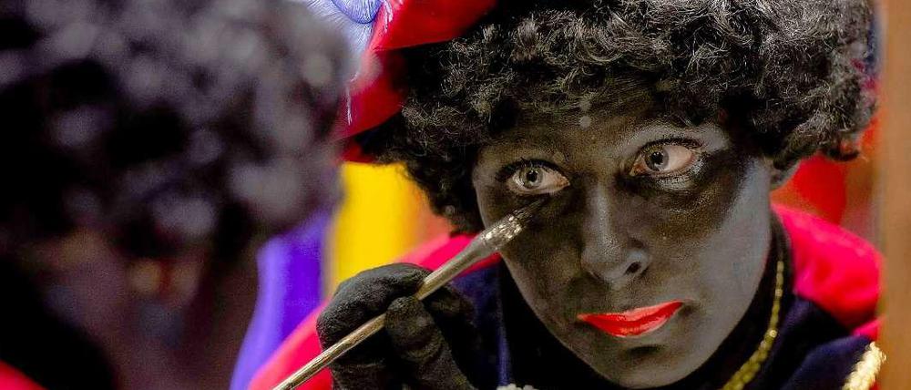In den Niederlanden gehört es zur Weihnachtstradition, sich als "Zwarte Piet", schwarzer Peter, anzumalen. Auch hier gibt es immer wieder viel Kritik.
