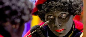 In den Niederlanden gehört es zur Weihnachtstradition, sich als "Zwarte Piet", schwarzer Peter, anzumalen. Auch hier gibt es immer wieder viel Kritik.