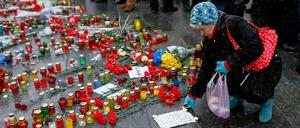 Auf dem Maidan in Kiew stellten die Ukrainer Kerzen auf, mit denen sie den Namen Mariupol auf dem Pflaster formten.