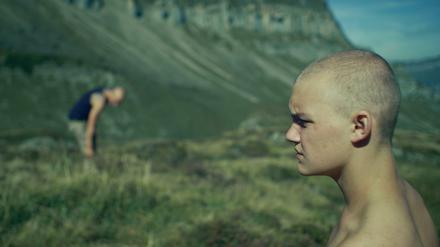 Eine Hütte in den Bergen. Regisseur Simon Jaquemet porträtiert in seinem Debütfilm „Chrieg“ eine aggressive Jugendgang. 