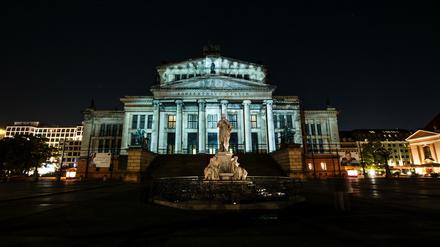 Farbig angestrahlt ist am 03.10.2014 in Berlin das Konzerthaus auf dem Gendarmenmarkt beim Lichterfestival "Berlin leuchtet". 