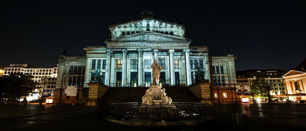 Farbig angestrahlt ist am 03.10.2014 in Berlin das Konzerthaus auf dem Gendarmenmarkt beim Lichterfestival "Berlin leuchtet".