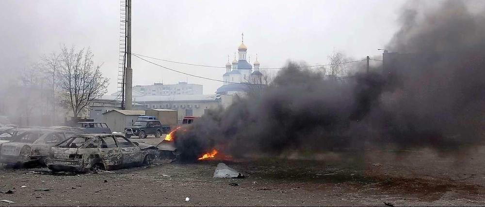 Nach dem Raketenbeschuss der ostukrainischen Stadt Mariupol erwägt die EU schärfere Sanktionen gegen Russland.