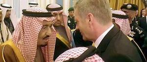 Der frühere Bundespräsident Christian Wulff (r) spricht am 24.01.2015 in Riad (Saudi-Arabien) mit König Salman.
