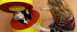 Eins zu Eins: So wie in diesem Bild sieht das Betreuungsverhältnis an den Berliner Kitas bei weitem nicht aus. Die Hauptstadt hinkt hinterher.