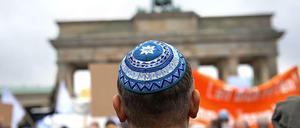 Teilnehmer der Kundgebung "Steh auf! Nie wieder Judenhass!" des Zentralrats der Juden in Deutschland am 14.9.2014 vor dem Brandenburger Tor.