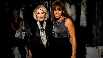 US-Komikerin Joan Rivers mit ihrer Tochter Melissa (r) 2011 auf der Fashion Week in New York.