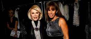 US-Komikerin Joan Rivers mit ihrer Tochter Melissa (r) 2011 auf der Fashion Week in New York.
