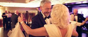 Haltungsnote eins. Diese Szene aus dem Film „Die letzten Gigolos“ zeigt Peter Nemala bei seiner Arbeit. Nach zwei, drei Tänzen muss er die Partnerin wechseln. 