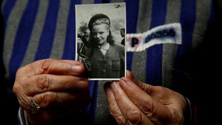 Die Auschwitz-Überlebende Jadwiga Bogucka präsentiert ein Foto von sich aus dem Jahr 1944.