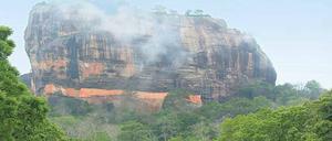 Hohe Feste. Auf dem Sigiriya, einem 200 Meter hohen Monolith im Zentrum Sri Lankas, ließ sich der unrechtmäßige König Kassapa I. (473–491) einen Palast bauen, von dem nur noch die Grundmauern stehen.