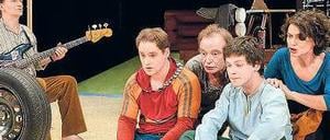 Kevin Klisch (Sami) und Iljá Pletner (Matti, beide im Vordergrund) mit ihren Eltern.