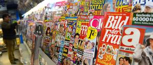 Die Deutsche Presse-Agentur nennt Nationalitäten von Straftätern nur, wenn sie für das Verständnis der Tat wichtig sind. Die "Bild der Frau" wird damit wenig Probleme haben. In Österreich wird die Herkunft eines Täters öfter genannt.