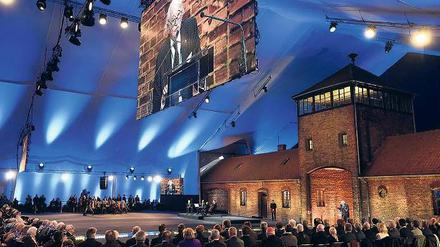 Am Ort des Grauens. Mehr als 3000 Menschen gedachten am Dienstag in Auschwitz der Opfer des Holocaust und der Befreiung des Lagers vor 70 Jahren. 