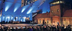 Am Ort des Grauens. Mehr als 3000 Menschen gedachten am Dienstag in Auschwitz der Opfer des Holocaust und der Befreiung des Lagers vor 70 Jahren. 