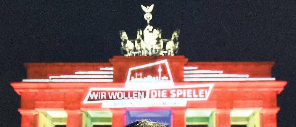 Farbenfroh im Dunkeln: Am Freitag um 7 Uhr begann die Olympia-Kampagne von Berlin. Zum Start wurde das Brandenburger Tor in verschiedenen Farben beleuchtet - was aber kaum jemand mitbekam.