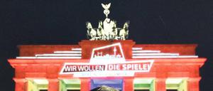 Farbenfroh im Dunkeln: Am Freitag um 7 Uhr begann die Olympia-Kampagne von Berlin. Zum Start wurde das Brandenburger Tor in verschiedenen Farben beleuchtet - was aber kaum jemand mitbekam.