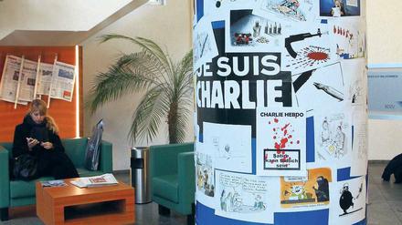 „Je suis Charlie“: In 300 Bildern haben sich Karikaturisten mit den Anschlägen auf die Redaktion der französischen Satirezeitschrift „Charlie Hebdo“ und dem islamistischen Terror beschäftigt. Anlass war der Preis für die besten politischen Fotografien und Karikaturen des vergangenen Jahres. Die Litfaßsäule mit den nachgereichten Karikaturen steht im Foyer des Bundesverbandes der Zeitungsverleger. 